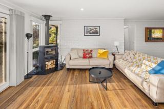 Charming 6-Bed Farmstay with Tree House - 3