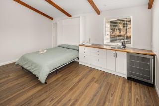 Charming 6-Bed Farmstay with Tree House - - 2