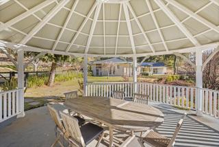 Charming 6-Bed Farmstay with Tree House - - 1