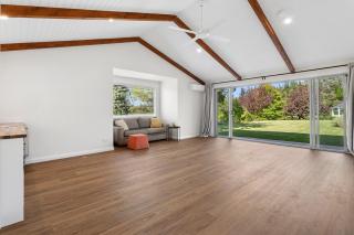 Charming 6-Bed Farmstay with Tree House - 1
