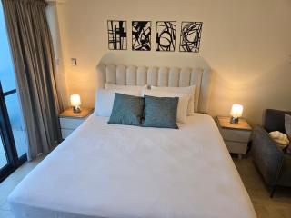 Click Stay - JLT - Entire Studio & Balcony Lakes view Apartment -NA - 1