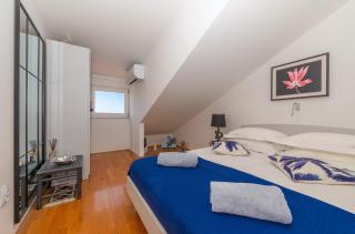 Luxurious Penthouse Style Apartment - Razvala - 9