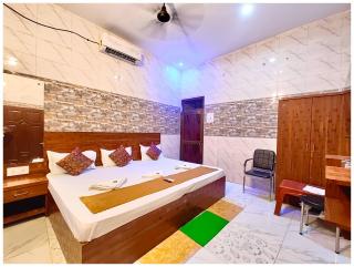AYODHYA HOTEL "NIRMALA PALACE" Near Railway Station - 500 Meter Walking Distance From Shree Ram Janam Bhoomii & 400 Meter From Hanuman Garhi Temple - Restaurant # wifi #Free Parking Available - A Premium Hotel In Ayodhya - Ayodhya - 2
