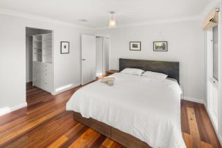 Serene Farm-Style Escape 4 Bed Home and Private Guest House - - 6