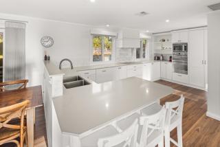 Serene Farm-Style Escape 4 Bed Home and Private Guest House - 2