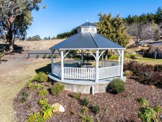 Serene Farm-Style Escape 4 Bed Home and Private Guest House - - 7