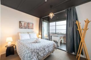 Sunny 3BR Petone Apt - Close to Shops Transit - 7