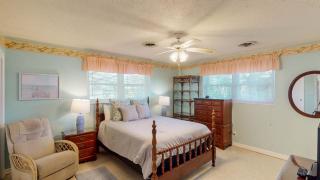 COASTAL BREEZES home - 1