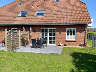 Nessmersiel, Renovierte Erdgeschosswohnung mit Garten in Deichnähe, Wallbox, Bettwäsche inklusive - 0