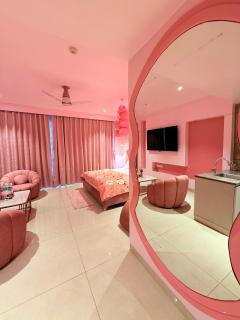 LuxePink Teddd Jucuzzi Studio-PrivatePatio - Gurgaon - 2