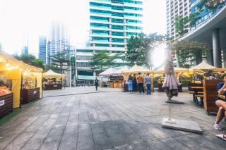 Netflix & Chill Stylish Makati condo gym swim park internet fast 2474 - Manila - 8