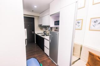 Netflix & Chill Stylish Makati condo gym swim park internet fast 2474 - Manila - 6