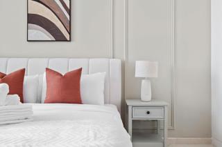 Luxury 4BR w Marina Views Near Beach & Mall - 9