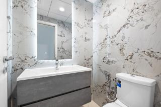 Luxury 4BR w Marina Views Near Beach & Mall - 7