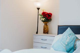 Entire 3 Bedroom House, Salford 20 - 1