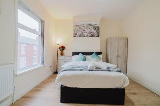 Stylish 3 Bedroom House - Free Parking - 3