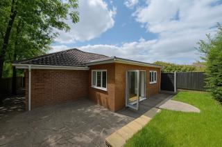 Stylish 5-Bedroom Detached Bungalow - Sleeps 10 - Large Garden & Private Parking, Ideal for Long & Short Stay - Dudley - 6