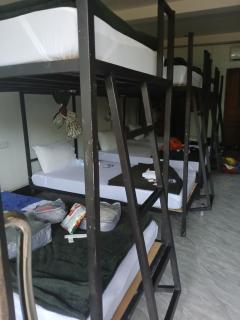 5 Minutes to slow boat pier hostel - - 4