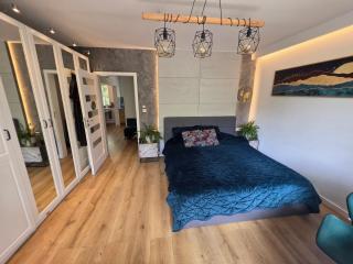 Premium Apartment up to 5p, 15 min to City Center, Tree VIEW, 5 min walk to 2 lakes with attractions, VR Googles, LED FIREPLACE, NEW - Varsovia - 3