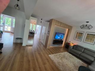 Premium Apartment up to 5p, 15 min to City Center, Tree VIEW, 5 min walk to 2 lakes with attractions, VR Googles, LED FIREPLACE, NEW - Varsovia - 8