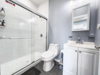 Stylish Secret, 1 FREE Parking, Sleeps 8, Walk to train and Red Bull Arena, 20 Percent OFF - Harrison - 2