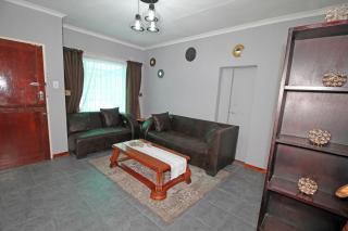 Delightful 4 Bedroom Flat in Germiston with WI-FI - Germiston - 9