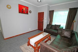 Delightful 4 Bedroom Flat in Germiston with WI-FI - Germiston - 8