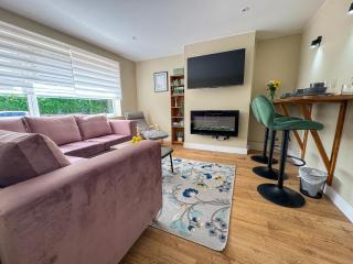 Large House Near Racecourse, City & Uni - Henwick - 0