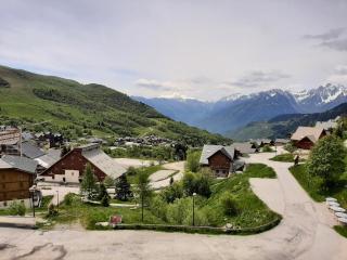 Plein sud, spacieuse pièce de vie, vue imprenable sur les montagnes et parking couvert privé - Saint-François-Longchamp - 4