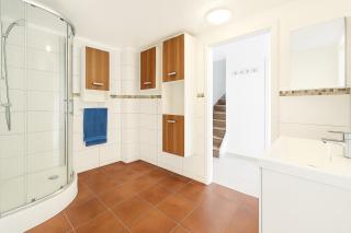 Komfortables Gästehaus von Leta Homes mit 3 Zimmern, Terrasse & Top-Ausstattung - Straubing - 6
