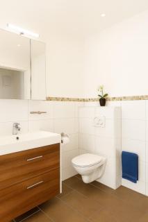 Komfortables Gästehaus von Leta Homes mit 3 Zimmern, Terrasse & Top-Ausstattung - Straubing - 7