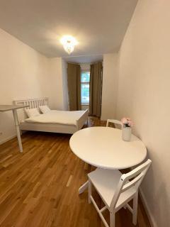 Beautiful Apartment by Stromovka Park - Praga - 6
