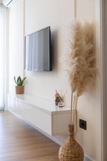 Cityline Apartment - Steps from Station & Center - Durrës - 6