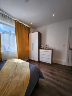 Home Away from Home - Luton - 5
