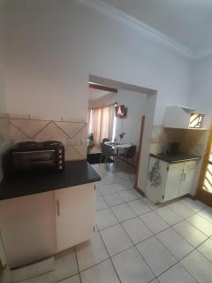 1 bedroom cosy cottage within walking distance to Doringkloof Mall in Centurion - Centurion - 6