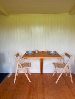 Cosy Shepherd Hut - - 0