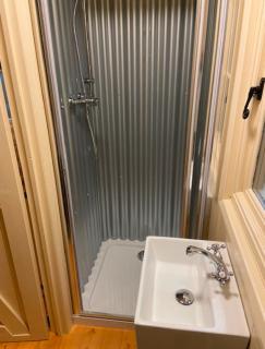 Cosy Shepherd Hut - - 8