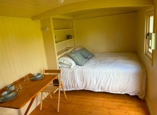 Cosy Shepherd Hut - - 5