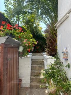 Bradstone Garden Retreat With Own Entrance - 3