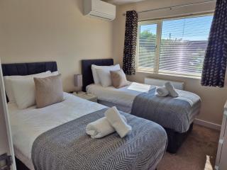 Air Conditioned 3-Bed Home with Garden & Parking - 6