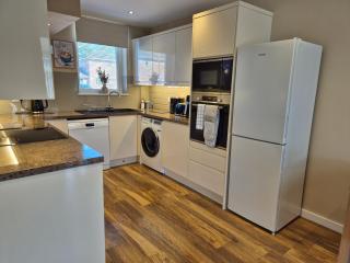 Air Conditioned 3-Bed Home with Garden & Parking - Willen - 3