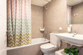 Contemporary 2BR with Pool & Gym - 4