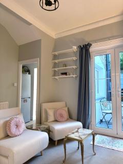 Classically Elegant Designer Apartment - 5