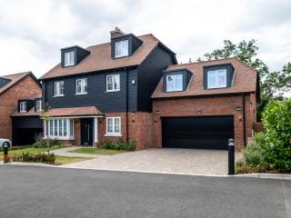 The Enfield Manor Premium 5Beds, 3Baths Family & Group Getaway - Potters Bar - 0