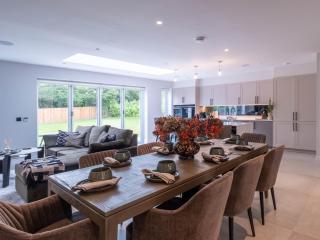 The Enfield Manor Premium 5Beds, 3Baths Family & Group Getaway - Potters Bar - 8