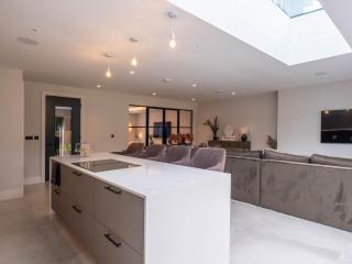The Enfield Manor Premium 5Beds, 3Baths Family & Group Getaway - Potters Bar - 5