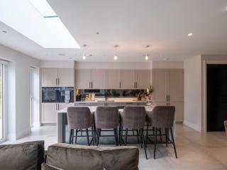 The Enfield Manor Premium 5Beds, 3Baths Family & Group Getaway - Potters Bar - 3