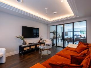 The Enfield Manor Premium 5Beds, 3Baths Family & Group Getaway - Potters Bar - 2