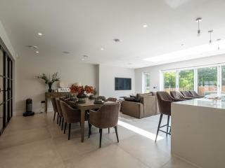 The Enfield Manor Premium 5Beds, 3Baths Family & Group Getaway - Potters Bar - 1