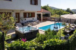 Villa Ivona with swimming pool and jacuzzi - Ošlje - 0